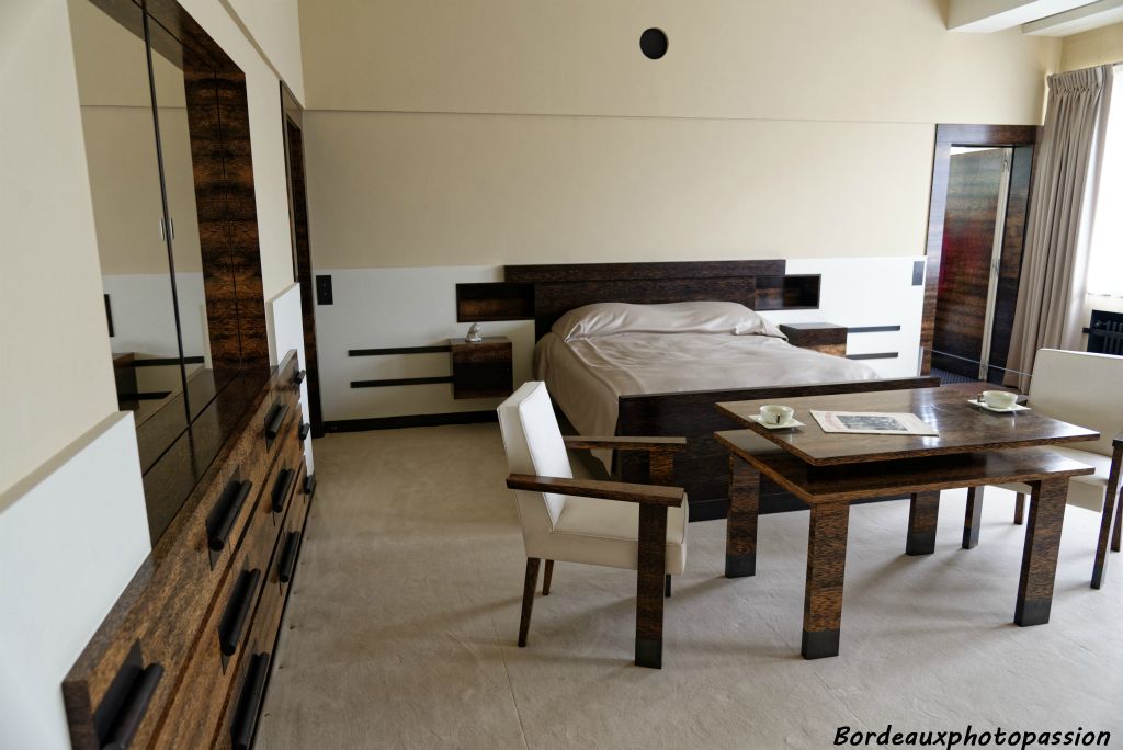 La chambre des parents inspirant calme et luxe raffiné malgré ses 36 m². Satin beige pour les rideaux et le dessus-de-lit.